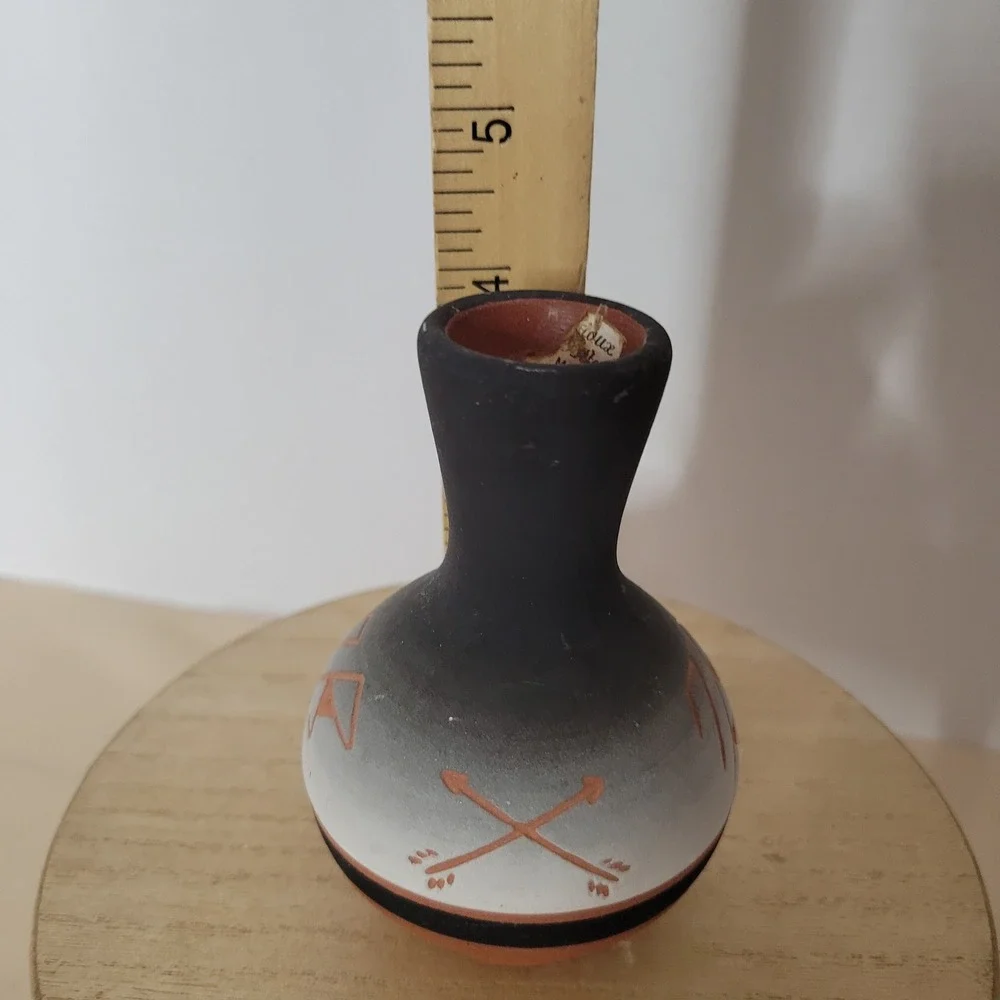 Sioux Pottery Red Elk Signed Native American Bud Vase Grey Black Etched 4 Inch